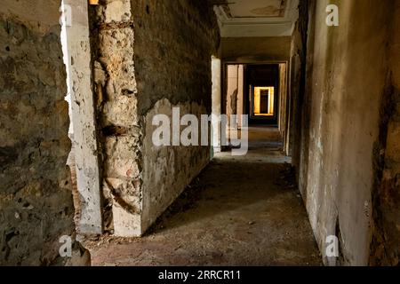 Georgien Tskaltubo verlor sowjetisches Luxus-Sanatorium Gebäude dunkler Korridor Stockfoto