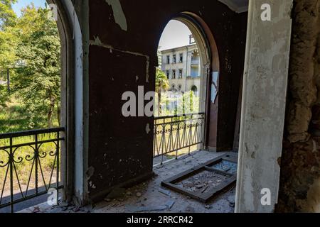 Georgia Tskaltubo verlor das sowjetische Luxus-Sanatorium-Baubogenfenster Stockfoto