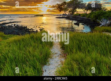 Sonnenuntergang an der Anaeho'omalu Bay in Waikoloa Beach, Hawaii Island, Hawaii, USA Stockfoto