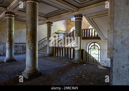 Georgia Tskaltubo verlor sowjetische Luxus-Sanatorium-Gebäude-Säulen-Treppen Stockfoto