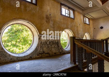 Georgia Tskaltubo verlassene sowjetische Luxus Sanatorium Gebäude runde Fenster Treppen Stockfoto