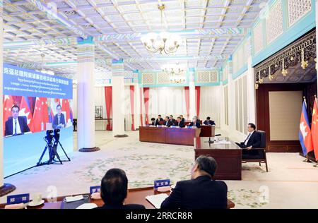 211115 -- PEKING, 15. November 2021 -- der chinesische Premierminister Li Keqiang trifft sich mit dem kambodschanischen Premierminister Samdech Techo Hun Sen über einen Videolink in Peking, der Hauptstadt Chinas, am 15. November 2021. CHINA-PEKING-LI KEQIANG-KAMBODSCHANISCHE PM-SITZUNG CN LIUXWEIBING PUBLICATIONXNOTXINXCHN Stockfoto