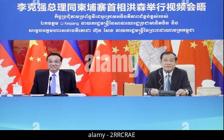 211115 -- PEKING, 15. November 2021 -- der chinesische Premierminister Li Keqiang trifft sich mit dem kambodschanischen Premierminister Samdech Techo Hun Sen über einen Videolink in Peking, der Hauptstadt Chinas, am 15. November 2021. CHINA-PEKING-LI KEQIANG-KAMBODSCHANISCHE PM-SITZUNG CN DINGXHAITAO PUBLICATIONXNOTXINXCHN Stockfoto