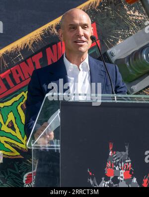 September 2023, Hollywood, Kalifornien, USA: Brian Robbins, President & Chief Executive Officer, Paramount Pictures & Nickelodeon; Chief Content Officer, Movies and Kids & Family, Paramount+ nimmt an der „Teenage Mutant Ninja Turtles: Mutant Mayhem“-Zeremonie des chinesischen Theaters Teil. (Bild: © Billy Bennight/ZUMA Press Wire) NUR REDAKTIONELLE VERWENDUNG! Nicht für kommerzielle ZWECKE! Stockfoto