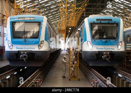 211117 -- CHONGQING, 17. November 2021 -- chinesische Ingenieure und Techniker mit CRRC Qingdao Sifang Co., Ltd. Inspizieren zusammen mit ihren argentinischen Kollegen einen Zug in Llavallol, etwa 33 km südlich von Buenos Aires, Argentinien, 16. November 2020. Foto von /Xinhua Xinhua Schlagzeilen: China-LATAM Handel Bögen Pandemie Gegenwind zu registrieren starkes Wachstum MartinxZabala PUBLICATIONxNOTxINxCHN Stockfoto