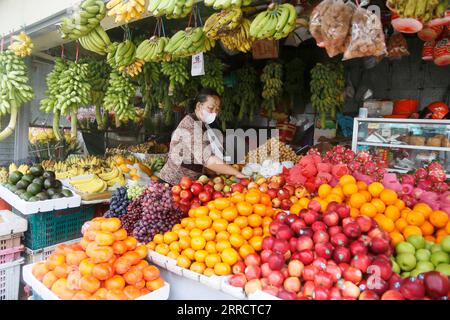 211117 -- KAMBODSCHA, 17. November 2021 -- Ein Verkäufer bereitet Früchte auf einem Markt in Phnom Penh, Kambodscha, 17. November 2021. ZU GEHEN MIT Feature: Chinesische Impfstoffe helfen, Kambodscha von COVID-19-Einschränkungen wieder ZU beleben Foto von /Xinhua CAMBODIA-PHNOM PENH-COVID-19-LIFE-RECOVERING Phearum PUBLICATIONxNOTxINxCHN Stockfoto