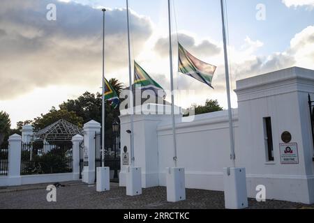 211117 -- KAPSTADT, 17. November 2021 -- südafrikanische Nationalflaggen fliegen auf halbem Mast vor dem Parlament, um Südafrikas letzten Apartheid-Präsidenten Frederik Willem FW de Klerk am 17. November 2021 in Kapstadt, Südafrika, zu ehren. SÜDAFRIKA-KAPSTADT-DE KLERK-FLAGGEN-HALBMAST LYUXTIANRAN PUBLICATIONXNOTXINXCHN Stockfoto