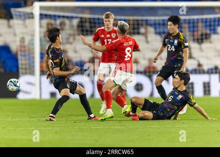 Cardiff City Stadium, Cardiff, Großbritannien. September 2023. Der walisische Mittelfeldspieler Harry Wilson wird von Koreas Inbeom Hwang Credit: Action Plus Sports/Alamy Live News in Angriff genommen Stockfoto