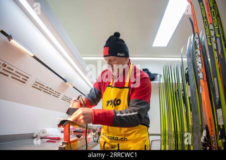 211119 -- WENQUAN, 19. November 2021 -- die Wachsmechanikerin Terje Bjarte Langli arbeitet am Ski im neuen Wachswagen im Wenquan County, Nordwestchinas Autonome Region Xinjiang Uygur, 16. November 2021. Chinas erster selbst entwickelter Wachswagen wurde während des Trainings der chinesischen Skilanglaufnationalmannschaft für die Olympischen Winterspiele 2022 eingesetzt. Es wird mit 6 Wachsbänken, Kabinen zum Aufbewahren und anderen Anwendungen geliefert. SPCHINA-XINJIANG-LANGLAUF-SKILANGLAUF-WAXING-TRUCK CN HUXHUHU PUBLICATIONXNOTXINXCHN Stockfoto