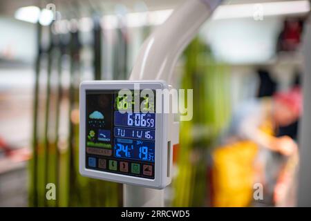 211119 -- WENQUAN, 19. November 2021 -- Foto zeigt ein digitales Thermometer im neuen Wachswagen im Wenquan County, Nordwestchina, Autonome Region Xinjiang Uygur, 16. November 2021. Chinas erster selbst entwickelter Wachswagen wurde während des Trainings der chinesischen Skilanglaufnationalmannschaft für die Olympischen Winterspiele 2022 eingesetzt. Es wird mit 6 Wachsbänken, Kabinen zum Aufbewahren und anderen Anwendungen geliefert. SPCHINA-XINJIANG-LANGLAUF-SKILANGLAUF-WAXING-TRUCK CN HUXHUHU PUBLICATIONXNOTXINXCHN Stockfoto