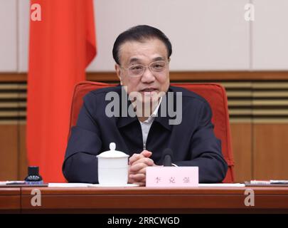 211119 -- PEKING, 19. November 2021 -- der chinesische Ministerpräsident Li Keqiang, ebenfalls Mitglied des Ständigen Ausschusses des Politischen Büros des Zentralkomitees der Kommunistischen Partei Chinas (KPCh), leitet am 18. November 2021 ein Symposium über die Wirtschaftslage, an dem Wirtschaftswissenschaftler und Unternehmer in Peking, der Hauptstadt Chinas, teilnehmen. Vize-Premier Han Zheng nahm an dem Symposium Teil. CHINA-PEKING-LI KEQIANG-WIRTSCHAFTSLAGE-SYMPOSIUM CN WANGXYE PUBLICATIONXNOTXINXCHN Stockfoto