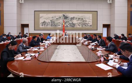 211119 -- PEKING, 19. November 2021 -- der chinesische Ministerpräsident Li Keqiang, ebenfalls Mitglied des Ständigen Ausschusses des Politischen Büros des Zentralkomitees der Kommunistischen Partei Chinas (KPCh), leitet am 18. November 2021 ein Symposium über die Wirtschaftslage, an dem Wirtschaftswissenschaftler und Unternehmer in Peking, der Hauptstadt Chinas, teilnehmen. Vize-Premier Han Zheng nahm an dem Symposium Teil. CHINA-PEKING-LI KEQIANG-WIRTSCHAFTSLAGE-SYMPOSIUM CN WANGXYE PUBLICATIONXNOTXINXCHN Stockfoto