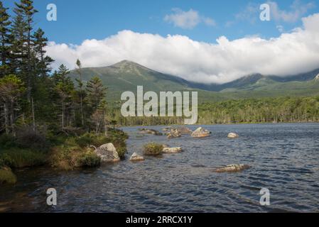 Blick auf Mount Katahdin und Sandy Stream Pond im Baxster State Park, Maine, USA Stockfoto