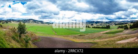 Panoramaaussicht auf die wunderschönen Berge und Anbaugebiete in der Nähe der kleinen Stadt Combita in der Region Boyaca an der östlichen Ra Stockfoto