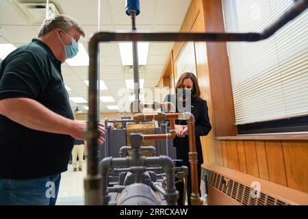 STYLELOCATIONU.S Vice President Kamala Harris während einer Tour durch das 189. Schulungszentrum der Klempner und Rohrverleger am 19. November 2021 in Columbus, Ohio. Bild: /Planet Pix via ZUMA Press Wire US-Vizepräsidentin Kamala Harris besucht Plumbers Union Training Center LawrencexJackson/WhitexHouse PUBLICATIONxNOTxINxCHN Kamala.Harris 20211119 094.jpg Stockfoto