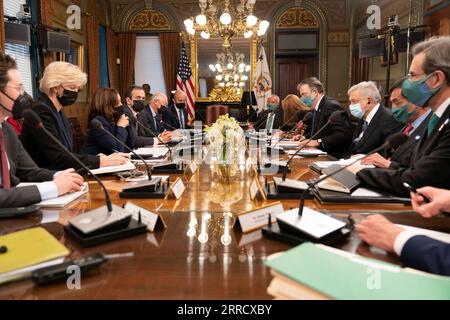 STYLELOCATIONU.S-Vizepräsidentin Kamala Harris trifft sich mit dem mexikanischen Präsidenten Andres Manuel Lopez Obrador, rechts, im Eisenhower Executive Office Building Ceremonial Office 18. November 2021 in Washington, D.C. Credit Image: /Planet Pix via ZUMA Press Wire US-Vizepräsident Harris trifft sich mit dem mexikanischen Präsidenten Obrador LawrencexJackson/WhitexHouse PUICATIONxCHINxTxN Kamala.Harris 20211118 096.jpg Stockfoto