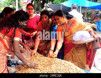 211121 -- BANGALORE, 21. November 2021 -- Bauern verkaufen Erdnüsse auf der jährlichen Groundnut Fair in Bangalore, Indien, 21. November 2021. STR/Xinhua INDIA-BANGALORE-GROUNDNUT FAIR 2021 KASHIFxMASOOD PUBLICATIONxNOTxINxCHN Stockfoto