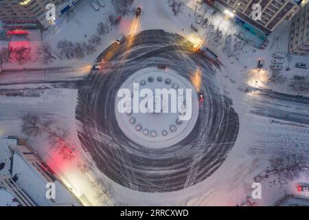211122 -- HEGANG, 22. Nov. 2021 -- Luftaufnahme vom 22. Nov. 2021 zeigt eine schneebedeckte Straßenkreuzung in Hegang City, nordöstliche chinesische Provinz Heilongjiang. Schneestürme trafen am Montag viele Teile von Heilongjiang. CHINA-HEILONGJIANG-SNOW CN XiexJianfei PUBLICATIONxNOTxINxCHN Stockfoto