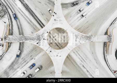 211122 -- JIXI, 22. Nov. 2021 -- Luftaufnahme vom 22. Nov. 2021 zeigt eine schneebedeckte Straßenkreuzung in der Stadt Jixi, nordöstliche chinesische Provinz Heilongjiang. Schneestürme trafen am Montag viele Teile von Heilongjiang. CHINA-HEILONGJIANG-SNOW CN ZhangxTao PUBLICATIONxNOTxINxCHN Stockfoto