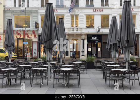 211122 -- WIEN, 22. November 2021 -- Foto aufgenommen am 22. November 2021 zeigt ein geschlossenes Café an einer Einkaufsstraße in Wien, Österreich. Die österreichische Regierung hat am Montag eine landesweite Sperrung eingeleitet, um die COVID-19-Pandemie einzudämmen. AUSTRIA-VIENNA-COVID-19-LOCKDOWN GuoxChen PUBLICATIONxNOTxINxCHN Stockfoto