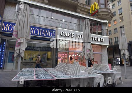 211122 -- WIEN, 22. November 2021 -- Foto aufgenommen am 22. November 2021 zeigt ein geschlossenes Café an einer Einkaufsstraße in Wien, Österreich. Die österreichische Regierung hat am Montag eine landesweite Sperrung eingeleitet, um die COVID-19-Pandemie einzudämmen. AUSTRIA-VIENNA-COVID-19-LOCKDOWN GuoxChen PUBLICATIONxNOTxINxCHN Stockfoto