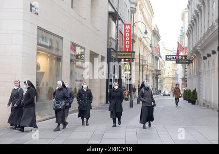 211122 -- WIEN, 22. November 2021 -- Menschen gehen auf einer Straße in Wien, Österreich, 22. November 2021. Die österreichische Regierung hat am Montag eine landesweite Sperrung eingeleitet, um die COVID-19-Pandemie einzudämmen. AUSTRIA-VIENNA-COVID-19-LOCKDOWN GuoxChen PUBLICATIONxNOTxINxCHN Stockfoto