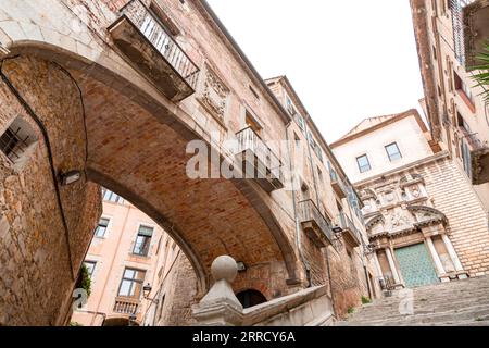 Wunderschöne Stufen und Torbogen des Pujada de Sant Domenec im jüdischen Viertel Girona, Katalonien, Spanien. Stockfoto