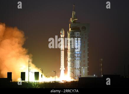 Nachrichten Themen der Woche KW47 Nachrichten Bilder des Tages 211123 -- JIUQUAN, 23. November 2021 -- Eine lange März-4C-Rakete, die den Satelliten Gaofen-3 02 trägt, startet vom Jiuquan Satellite Launch Center in Nordwestchina, 23. November 2021. Der neue Erdbeobachtungssatellit wurde um 7:45 Uhr Pekinger Zeit gestartet und ist erfolgreich in die geplante Umlaufbahn eingedrungen. Foto von /Xinhua EyesonSciCHINA-JIUQUAN-SATELLITE MIT DEM START VON CN WangxJiangbo PUBLICATIONxNOTxINxCHN Stockfoto