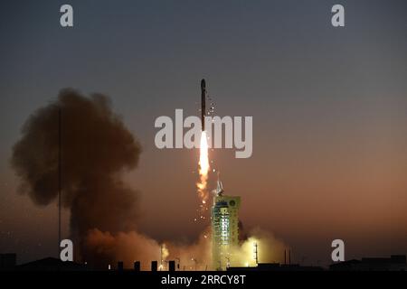 211123 -- JIUQUAN, 23. November 2021 -- Eine lange März-4C-Rakete, die den Satelliten Gaofen-3 02 vom Jiuquan Satellite Launch Center in Nordwestchina bringt, startet am 23. November 2021. Der neue Erdbeobachtungssatellit wurde um 7:45 Uhr Pekinger Zeit gestartet und ist erfolgreich in die geplante Umlaufbahn eingedrungen. Foto von /Xinhua EyesonSciCHINA-JIUQUAN-SATELLITE MIT DEM START VON CN WangxJiangbo PUBLICATIONxNOTxINxCHN Stockfoto