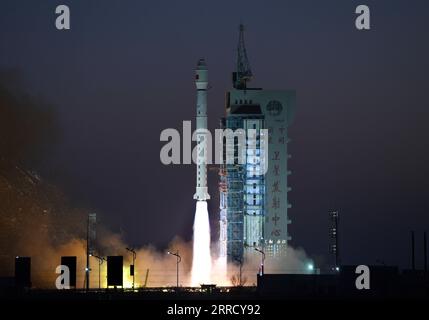 211123 -- JIUQUAN, 23. November 2021 -- Eine lange März-4C-Rakete, die den Satelliten Gaofen-3 02 vom Jiuquan Satellite Launch Center in Nordwestchina bringt, startet am 23. November 2021. Der neue Erdbeobachtungssatellit wurde um 7:45 Uhr Pekinger Zeit gestartet und ist erfolgreich in die geplante Umlaufbahn eingedrungen. Foto von /Xinhua EyesonSciCHINA-JIUQUAN-SATELLITE MIT DEM START VON CN WangxJiangbo PUBLICATIONxNOTxINxCHN Stockfoto