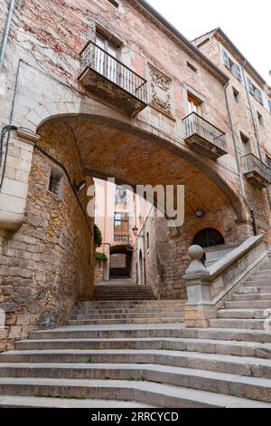 Wunderschöne Stufen und Torbogen des Pujada de Sant Domenec im jüdischen Viertel Girona, Katalonien, Spanien. Stockfoto