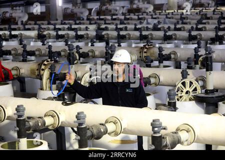 211124 -- RISHON LEZION, 24. November 2021 -- Ein Arbeiter wird am 22. November 2021 in der Entsalzungsanlage Sorek am Strand von Palmachim in der Nähe der israelischen Stadt Rishon LeZion gesehen. Die Meerwasserentsalzungsanlage, die sich etwa 15 km südlich von Tel Aviv, Israel, befindet, stellt sauberes und trinkbares Wasser für die Menschen bereit, das 20 Prozent des kommunalen Wasserbedarfs in Israel ausmacht. Foto von /Xinhua ISRAEL-RISHON LEZION-ENTSALZUNG GilxCohenxMagen PUBLICATIONxNOTxINxCHN Stockfoto