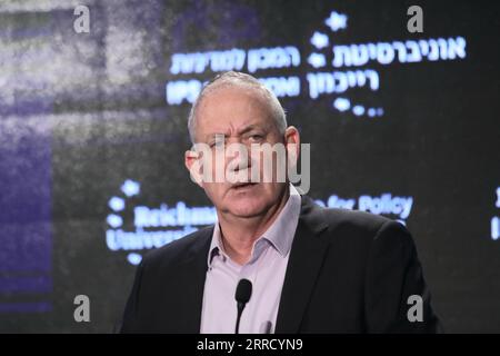 211123 -- HERZLIYA ISRAEL, 23. November 2021 -- der israelische Verteidigungsminister Benny Gantz spricht während einer Konferenz an der Reichman-Universität in Herzliya, Israel, am 23. November 2021. Der Iran nutzt zwei Basen, um mit Drohnen maritime Angriffe durchzuführen, sagte Gantz am Dienstag. Via Xinhua ISRAEL-HERZLIYA-DM-IRAN GideonxMarkowicz/JINI PUBLICATIONxNOTxINxCHN Stockfoto