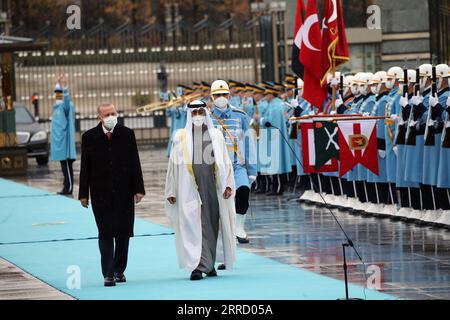 211124 -- ANKARA, 24. November 2021 -- der türkische Präsident Recep Tayyip Erdogan L, Front hält eine Begrüßungszeremonie für den Besuch von Abu Dhabi Kronprinz Scheich Mohammed bin Zayed Al Nahyan R, Front in Ankara, Türkei, am 24. November 2021 ab. Die Vereinigten Arabischen Emirate haben einen Fonds von 10 Milliarden US-Dollar für Investitionen in die Türkei bereitgestellt, sagte Mohamed Hassan Al Suwaidi, Vorsitzender der Abu Dhabi Development Holding, am Mittwoch. Die Ankündigung erfolgte nach einem Treffen zwischen dem türkischen Präsidenten Recep Tayyip Erdogan und dem Kronprinzen von Abu Dhabi Scheich Mohammed bin Zayed Al Nahyan am Mittwoch in Ankara, da beide Seiten dies taten Stockfoto