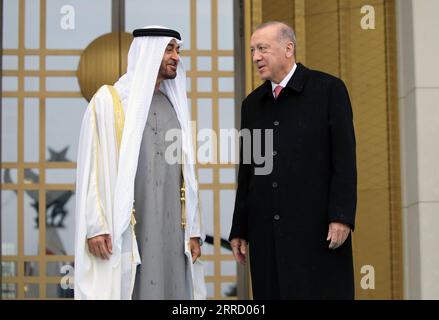 211124 -- ANKARA, 24. November 2021 -- der türkische Präsident Recep Tayyip Erdogan R hält am 24. November 2021 eine Begrüßungszeremonie für den Besuch von Abu Dhabi Kronprinz Scheich Mohammed bin Zayed Al Nahyan in Ankara, Türkei, ab. Die Vereinigten Arabischen Emirate haben einen Fonds von 10 Milliarden US-Dollar für Investitionen in die Türkei bereitgestellt, sagte Mohamed Hassan Al Suwaidi, Vorsitzender der Abu Dhabi Development Holding, am Mittwoch. Die Ankündigung erfolgte nach einem Treffen zwischen dem türkischen Präsidenten Recep Tayyip Erdogan und dem Abu Dhabi Kronprinzen Scheich Mohammed bin Zayed Al Nahyan am Mittwoch in Ankara, zu dem beide Seiten Schritt gehalten haben Stockfoto