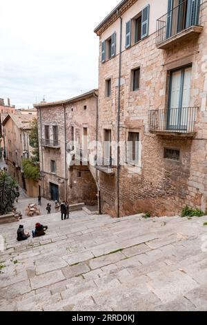 Girona, Katalonien, Spanien - 12. FEBRUAR 2022: Wunderschöne Stufen und Torbogen des Pujada de Sant Domenec im jüdischen Viertel Girona, Katalonien, Stockfoto