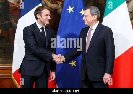 211125 -- ROM, 25. November 2021 -- der italienische Premierminister Mario Draghi R rüttelt am 25. November 2021 in Rom mit dem französischen Präsidenten Emmanuel Macron. Der französische Präsident Emmanuel Macron und der italienische Premierminister Mario Draghi trafen sich am Donnerstag, um an der Fertigstellung des Quirinale-Vertrags zu arbeiten. STR/ITALY-ROME-PM-FRANCE-PRESIDENT-MEETING Xinhua PUBLICATIONxNOTxINxCHN Stockfoto