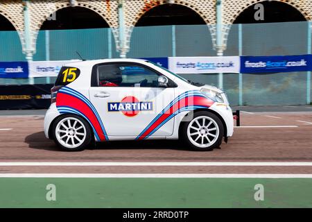 Madeira Drive, Brighton, City of Brighton & Hove, East Sussex UK. Die Frosts Brighton Speed Trials sind ein aufregender, actiongeladener Tag für Zuschauer und Teilnehmer. Mehr als hundert Autos stehen zur Verfügung, um eine Zeitfahrt auf dem Madeira Drive zu machen. Zahlreiche Kategorien, darunter Straßenfahrzeuge und Rennwagen, wetteifern um den schnellsten Sieg in ihrer Klasse auf einer Viertelmeile geradeaus. Dieses Bild zeigt Catherine Fennell, die einen Toyota iQ fährt. September 2023 Stockfoto