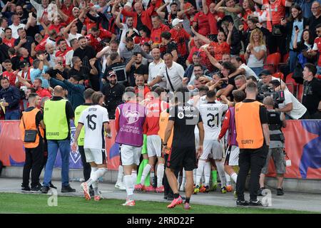 Prag, Tschechische Republik. September 2023. NEDIM BAJRAMI aus Albanien feiert nach einem Tor mit Spielern und Zuschauern während des Qualifikationsspiels der UEFA EURO 2024 Gruppe E in Prag am 7. September 2023. (Bild: © Slavek Ruta/ZUMA Press Wire) NUR REDAKTIONELLE VERWENDUNG! Nicht für kommerzielle ZWECKE! Stockfoto