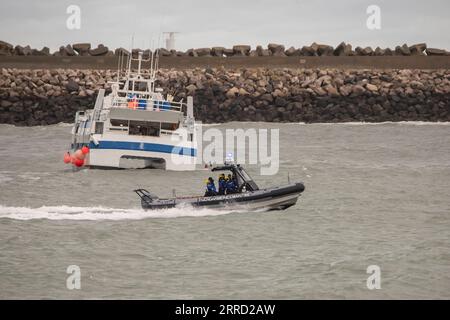 211127 -- CALAIS, 27. November 2021 -- Ein französisches Fischerboot L ist am 26. November 2021 am Eingang zum Hafen von Calais, Frankreich, zu sehen. Einige französische Fischerboote blockierten am Freitag die Einfahrt zum Hafen von Calais und protestierten gegen die Verweigerung ihrer von Großbritannien nach dem Brexit zugesagten Fangrechte. FRANCE-CALAIS-FISHERS-PROTEST Xinhua PUBLICATIONxNOTxINxCHN Stockfoto