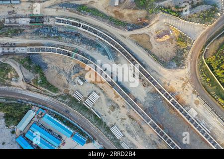 211127 -- GUIPING, 27. November 2021 -- Luftaufnahme aufgenommen am 26. November 2021 zeigt die Baustelle des Hauptdamms im QIANJIANG River, der Teil des Wasserschutzprojekts Dateng Gorge in Guiping, der südchinesischen autonomen Region Guangxi Zhuang ist. Das Wasserkraftprojekt wird auf dem Gebiet errichtet, das aufgrund seiner komplexen Strömungsbedingungen ein wichtiger Lebensraum für Fische ist. Ein seltener Doppelfischweg für den Hauptdamm und den Hilfsdamm wurde daher zu Beginn der Bauarbeiten vorgeschlagen, der wie ein künstlicher Durchgang für Wanderfische aussah. CHINA-GUANGXI-GU Stockfoto