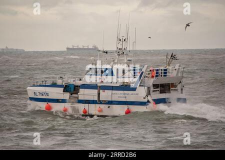 211127 -- CALAIS, 27. November 2021 -- Ein französisches Fischerboot ist am 26. November 2021 am Eingang zum Hafen von Calais, Frankreich, zu sehen. Einige französische Fischerboote blockierten am Freitag die Einfahrt zum Hafen von Calais und protestierten gegen die Verweigerung ihrer von Großbritannien nach dem Brexit zugesagten Fangrechte. FRANCE-CALAIS-FISHERS-PROTEST Xinhua PUBLICATIONxNOTxINxCHN Stockfoto