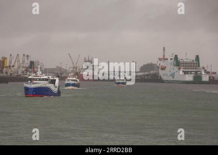 211127 -- CALAIS, 27. November 2021 -- am 26. November 2021 werden französische Fischerboote am Eingang zum Hafen von Calais, Frankreich, gesehen. Einige französische Fischerboote blockierten am Freitag die Einfahrt zum Hafen von Calais und protestierten gegen die Verweigerung ihrer von Großbritannien nach dem Brexit zugesagten Fangrechte. FRANCE-CALAIS-FISHERS-PROTEST Xinhua PUBLICATIONxNOTxINxCHN Stockfoto