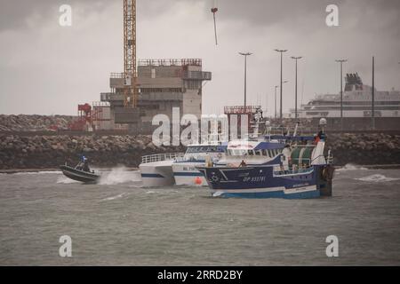 211127 -- CALAIS, 27. November 2021 -- am 26. November 2021 werden französische Fischerboote am Eingang zum Hafen von Calais, Frankreich, gesehen. Einige französische Fischerboote blockierten am Freitag die Einfahrt zum Hafen von Calais und protestierten gegen die Verweigerung ihrer von Großbritannien nach dem Brexit zugesagten Fangrechte. FRANCE-CALAIS-FISHERS-PROTEST Xinhua PUBLICATIONxNOTxINxCHN Stockfoto