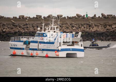 211127 -- CALAIS, 27. November 2021 -- Ein französisches Fischerboot ist am 26. November 2021 am Eingang zum Hafen von Calais, Frankreich, zu sehen. Einige französische Fischerboote blockierten am Freitag die Einfahrt zum Hafen von Calais und protestierten gegen die Verweigerung ihrer von Großbritannien nach dem Brexit zugesagten Fangrechte. FRANCE-CALAIS-FISHERS-PROTEST Xinhua PUBLICATIONxNOTxINxCHN Stockfoto