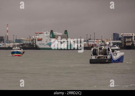 211127 -- CALAIS, 27. November 2021 -- am 26. November 2021 werden französische Fischerboote am Eingang zum Hafen von Calais, Frankreich, gesehen. Einige französische Fischerboote blockierten am Freitag die Einfahrt zum Hafen von Calais und protestierten gegen die Verweigerung ihrer von Großbritannien nach dem Brexit zugesagten Fangrechte. FRANCE-CALAIS-FISHERS-PROTEST Xinhua PUBLICATIONxNOTxINxCHN Stockfoto