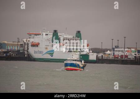 211127 -- CALAIS, 27. November 2021 -- Ein französisches Fischerboot ist am 26. November 2021 am Eingang zum Hafen von Calais, Frankreich, zu sehen. Einige französische Fischerboote blockierten am Freitag die Einfahrt zum Hafen von Calais und protestierten gegen die Verweigerung ihrer von Großbritannien nach dem Brexit zugesagten Fangrechte. FRANCE-CALAIS-FISHERS-PROTEST Xinhua PUBLICATIONxNOTxINxCHN Stockfoto