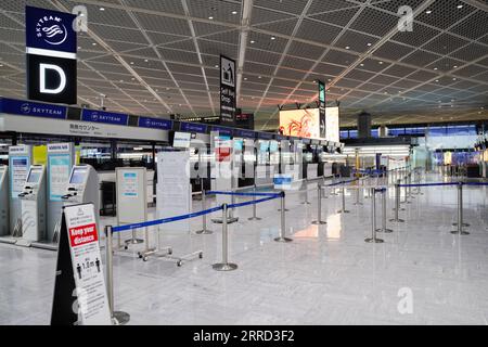 211130 -- TOKIO, 30. November 2021 -- Foto vom 30. November 2021 zeigt den Check-in-Bereich für internationale Abflüge am Flughafen Narita in Tokio, Japan. Am Montag sagte der japanische Premierminister Fumio Kishida, die Regierung werde die Einreise aller Ausländer grundsätzlich verbieten, da er zugesagt habe, schnell auf Bedenken bezüglich der neuen Omicron-Variante der COVID-19-Pandemie zu reagieren. JAPAN-TOKIO-COVID-19-EINSCHRÄNKUNG ZhangxXiaoyu PUBLICATIONxNOTxINxCHN Stockfoto