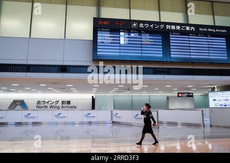 211130 -- TOKIO, 30. November 2021 -- Foto vom 30. November 2021 zeigt die internationalen Ankünfte des Flughafens Narita Terminal 1 in Tokio, Japan. Am Montag sagte der japanische Premierminister Fumio Kishida, die Regierung werde die Einreise aller Ausländer grundsätzlich verbieten, da er zugesagt habe, schnell auf Bedenken bezüglich der neuen Omicron-Variante der COVID-19-Pandemie zu reagieren. JAPAN-TOKIO-COVID-19-EINSCHRÄNKUNG ZhangxXiaoyu PUBLICATIONxNOTxINxCHN Stockfoto