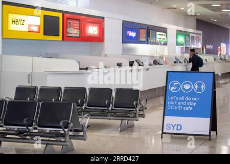 211201 -- SYDNEY, 1. Dezember 2021 -- Ein Passagier wird am 1. Dezember 2021 am Sydney Airport in Sydney, Australien gesehen. Der australische Bundesstaat New South Wales kündigte am Dienstag weitere Vorsichtsmaßnahmen zur Behandlung des neuen Omicron-Stammes an. Die NSW, die Anfang November die obligatorische Hotelquarantäne für vollständig geimpfte ausländische Reisende abgeschabt hat, wird eine 72-stündige Isolation an einer benannten Adresse oder Unterkunft sowie einen PCR-Test für alle ausländischen Reisenden aus Ländern und Regionen außer acht afrikanischen Ländern, einschließlich Südafrika, Lesotho, Botsuana, Simbabwe, Mosambik, Namibia, Es Stockfoto